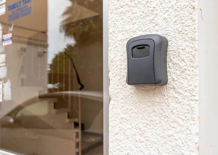 Telmar Port View - 10 Minutes Walk From Finikoudes Ларнака